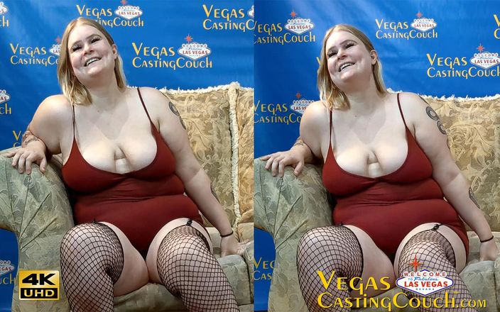 Vegas Casting Couch: Толстушка с большими сиськами сосет член в Вегасе