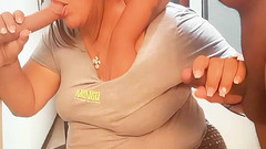 Milfta boohot: Zralá MILF saje dva ptáky chce cítit dva ptáky v ústech