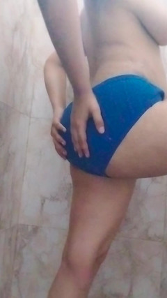 Riyathakur: Sexy bhabhi zábava v koupelně