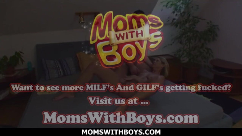 Moms With Boys: Sexy mamma bionda seni cosparsi e sborrata scopata