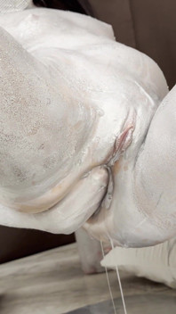 Stronza in body painting argento scopa il culo con il pugno e riempie il buco di lubrificante