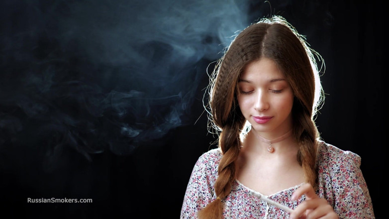 Russian Smokers: Sexy russisches mädchen, das zigarette raucht, langsam necken
