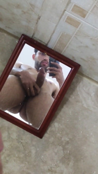 Zrcadlové zrcadlo na zdi, kdo je ze všech nejšťastnější