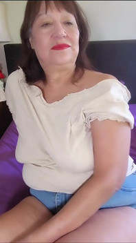 Você gosta de assistir uma avó madura curtindo masturbação anal com um vibrador?