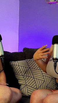 2 awek latin makan tetek besar antara satu sama lain di hujung podcast