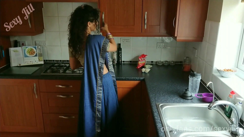 POV_Indian: La giovane ragazza indiana in sari viene usata e sditalinata...