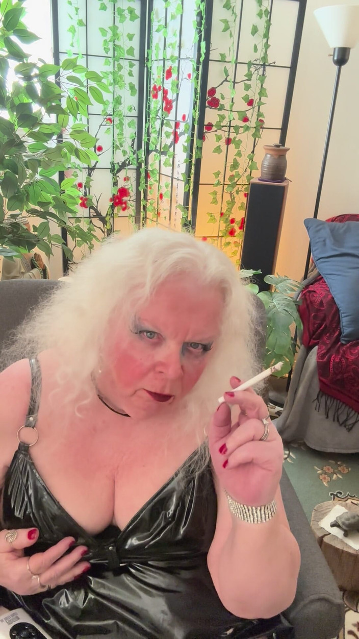 Constance: Děvka, Shrnutí, Chcaní, Kouření