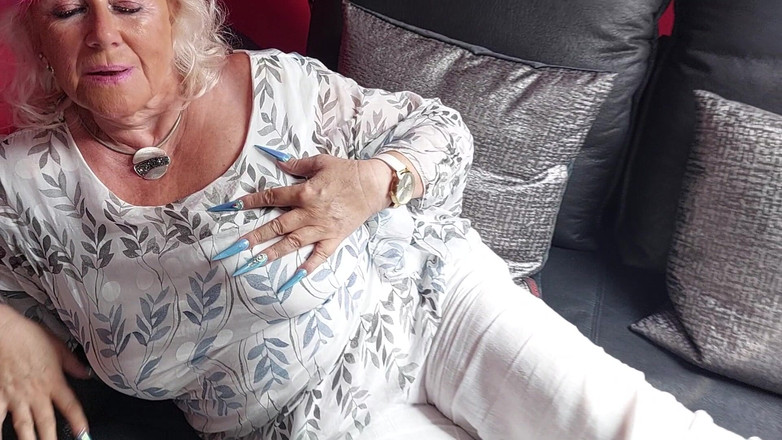 PureVicky66: Zralá žena masíruje své obrovské kozy