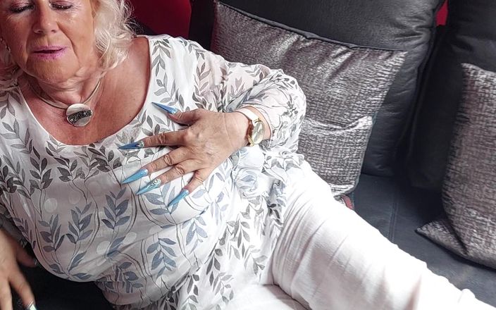 PureVicky66: Zralá žena masíruje své obrovské kozy