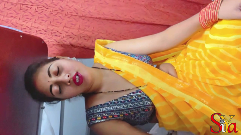 Vicky Siya: Indian Siya Bhabhi Honeymoon in Train with Strange Passenger