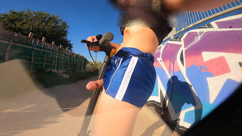 Cool Body: Эксцентричный паренек мастурбирует своим сокебаным и показывает свой член всему району