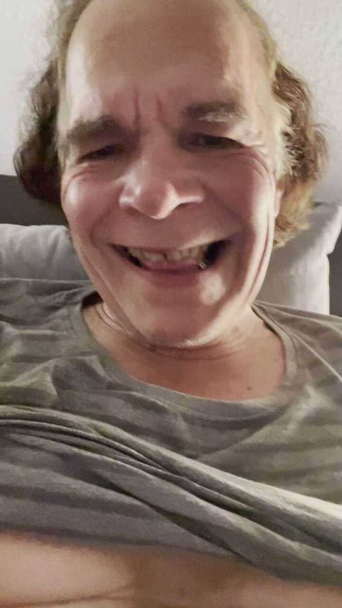 Mitchie: Masturbasi latte terangsang dan kosongkan bola-bola montok