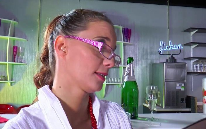Deutschland porn: Горячую и грудастую медсестру в очках и сексуальном нижнем белье трахнул пациент