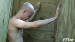 Gay Diaries: Starší muž si užívá sání chlupatého ptáka a dalšího žlabového gloryhole