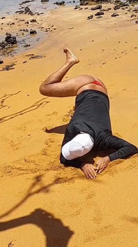 Ladysilva pronkt met haar hete kont in slipje op het strand