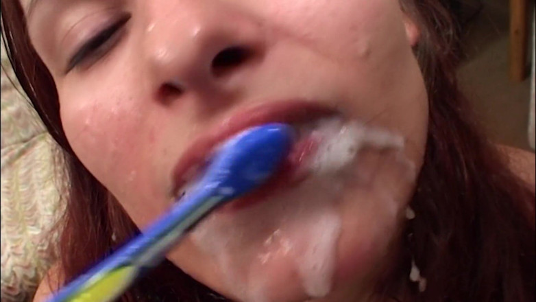 Flash Model Amateurs: Une bombasse énorme reçoit plusieurs éjacs dans la bouche