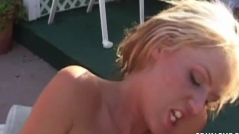 Bitch fucked bareback by big cock: Dos pollas enormes en el culo