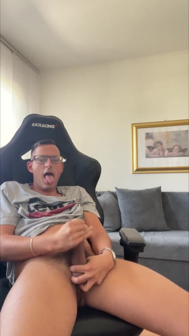 Twinkboy82: Söt tysk twink ryckar av och kommer på hans fötter -...