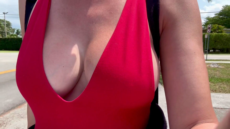 Artemisia Love: 意大利大奶子artemisia最爱走在迈阿密的奶子特写饥渴熟女