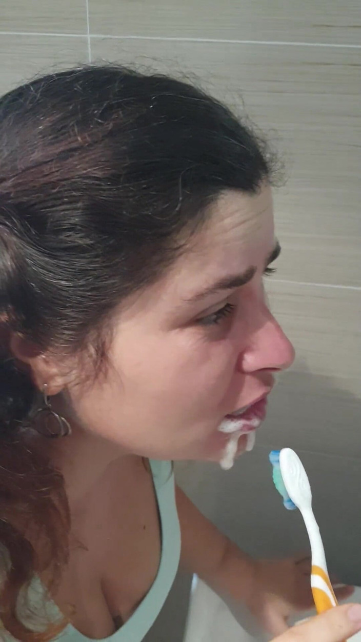 ExpressiaGirl: Aptal üvey kız dişlerini dölle fırçalıyor, üvey baba onu aldattı