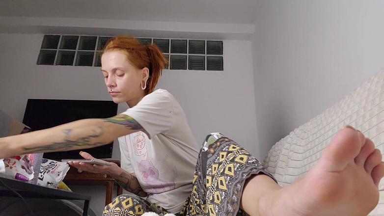 TattoedGirl666: वाह, उसके कितने प्यारे पैर हैं