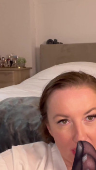 Máma miluje flirtovat a dávat nylonové footjobs