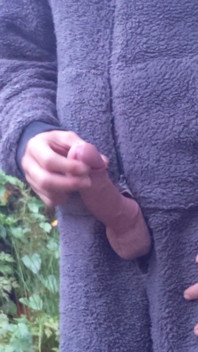 Großer harter unbeschnittener schwanz im freien, wichsen in nahaufnahme sperma - rockard papi