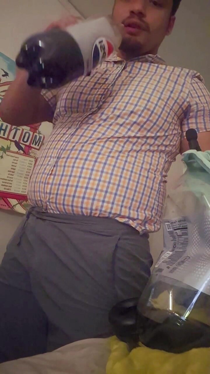 NakyJoss: Der versuch, den großen schleuter und gurgle meines bauches zu...