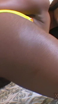 19 anos, primeira vez fode-se com um vibrador em vídeo de buceta preta peluda