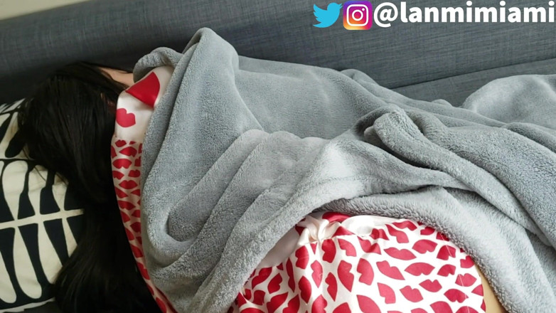 Lanmi Miami: 낮잠을 자고 하드코어 자지를 따먹는 배다른 여동생
