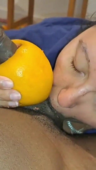 Une BBW anglaise déjanté suce une grosse bite noire, Nata4sex lui caresse la bite avec un pamplemousse