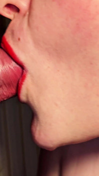 Labios rojos gruesos envueltos alrededor de mi polla .. Descuidado, mojado e inolvidable!