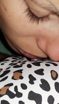 Mijn vriendin streelt zachtjes en liefdevol mijn clitoris totdat ik in haar mond klaarkom