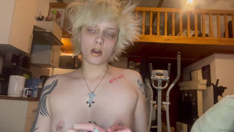 Glitterqueen1999: Gotická holka rtěnka fetiš kouří cigaretu