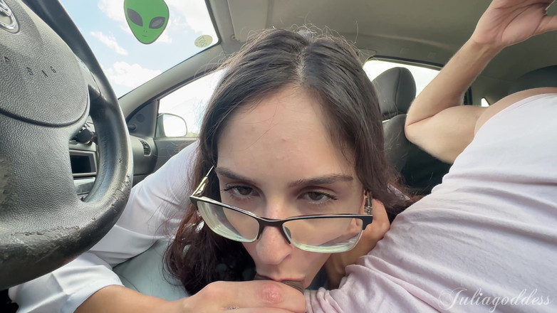 Shamelesscouple: Aku kepergok ngasih terapi di dalam mobilnya. di Depan Umum