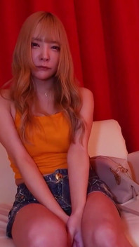 一个与男友吵架并被踢出家门的漂亮女孩来内射。