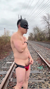 Nasączony deszczem azjatycki bóg mięśni w Jockstrap odbija Pecs, Pokazuje V-taper i zjada swoje ogromne obciążenie na torach kolejowych