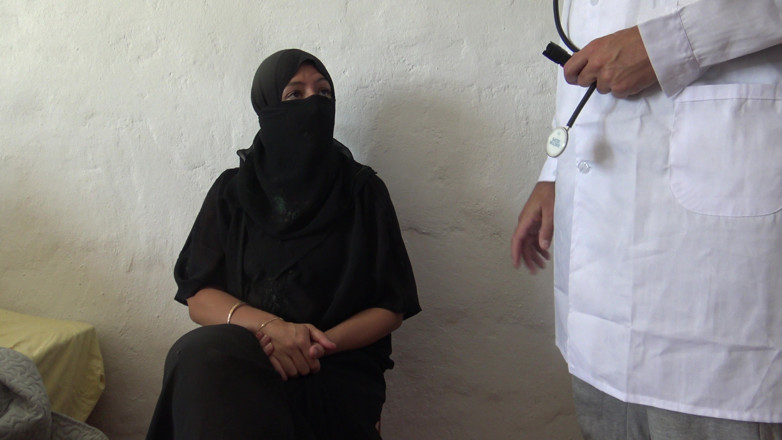 Souzan Halabi: 这个土耳其穆斯林奶奶很震惊！医生拔出他的大鸡巴