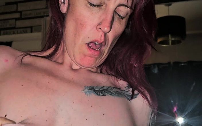 UK hotrod: Orgasmo cowgirl nuda per un grande creampie e chiacchiere porche