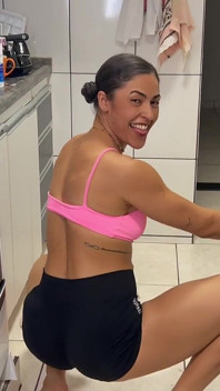 Futai sexy în bucătărie cu o răsucire obraznică