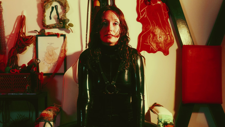 Goddess Transcendence: Devozione: adorazione in lattice, sputo, gas e bagno Allenamento pov