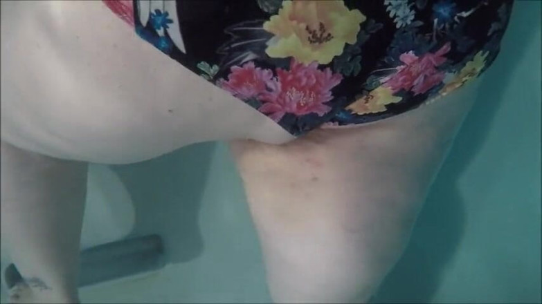 BBW Pleasures: Под водой жиробасина трясется бедрами