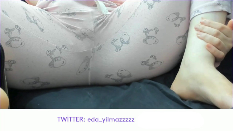 bigass_sexy_bigboobs: Pijama mastürbasyonu- amcığını pijamayla ovuyor