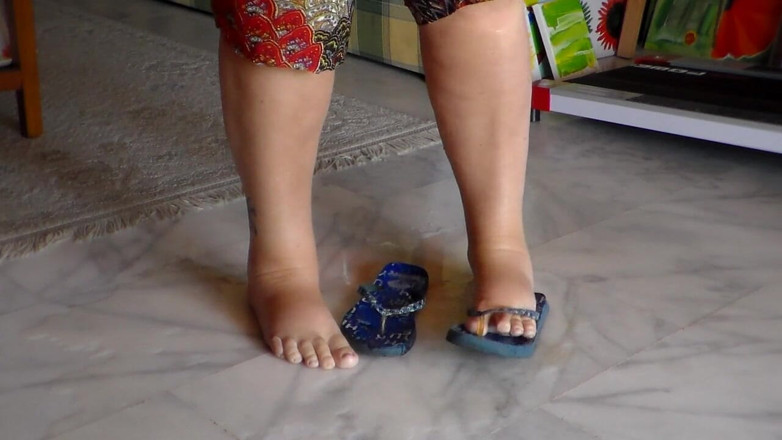 Sex hub couple: Jen is peeing on her bath slippers