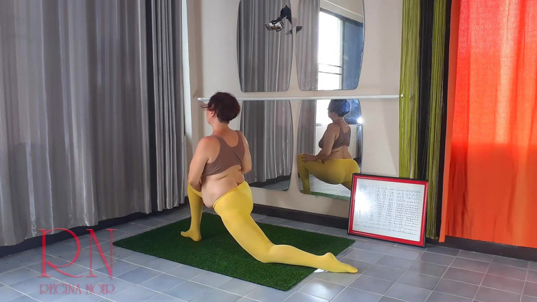Regina Noir: Regina Noir. Yoga dalam pakaian ketat kuning melakukan yoga di...
