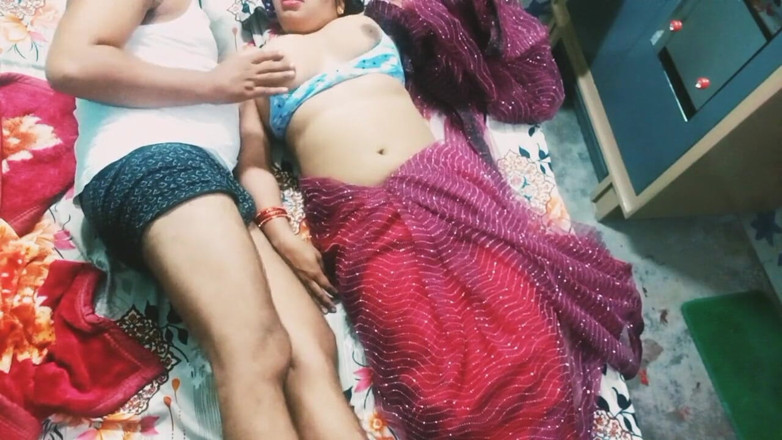 Manjushukla: Kakak ipar india yang cantik dengan kain sosis warna merah.