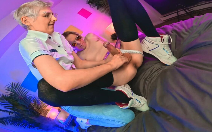 KinkyHome: 淫荡前列腺手淫与她的娘娘腔惊人的场景！