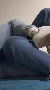 Fotfetisch med stövlar och sneakers