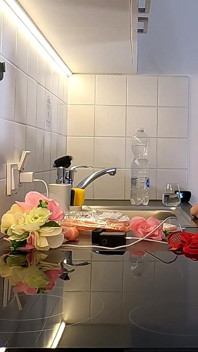 Una bellezza calda e carina nel dormitorio si toglie le mutandine per esibire la figa rasata e il culo grosso