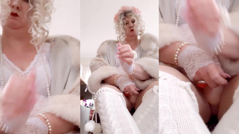 TransFurBitch: Transfurlady Shows Giant Futa-cock in White Stockings